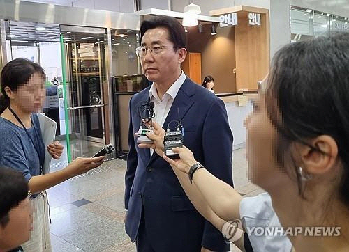 법정 들어서는 박경귀 아산시장[연합뉴스 자료사진]